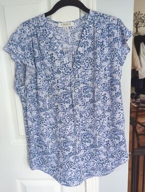 Chaus Women's Blue Floral Flutter Sleeve Top